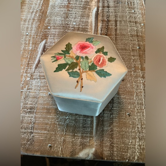 Vintage Embroidered Gray Satin Gift Box - Picture 1 of 3